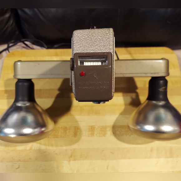 1950S BELL & HOWELL 8MM CAMERA & HAND-HELD LIGHT BAR FOR INDOOR PROJECTOR MOVIES - Picture 13 of 14